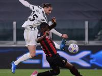 开云APP-足球比赛争夺激烈，全力以赴在赛场上