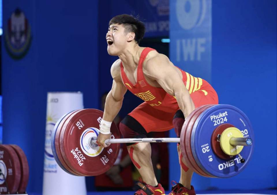 举重选手挺拔身姿，挑战极限重量