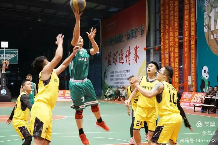 球场上各队员技压群雄，勇夺胜利关键