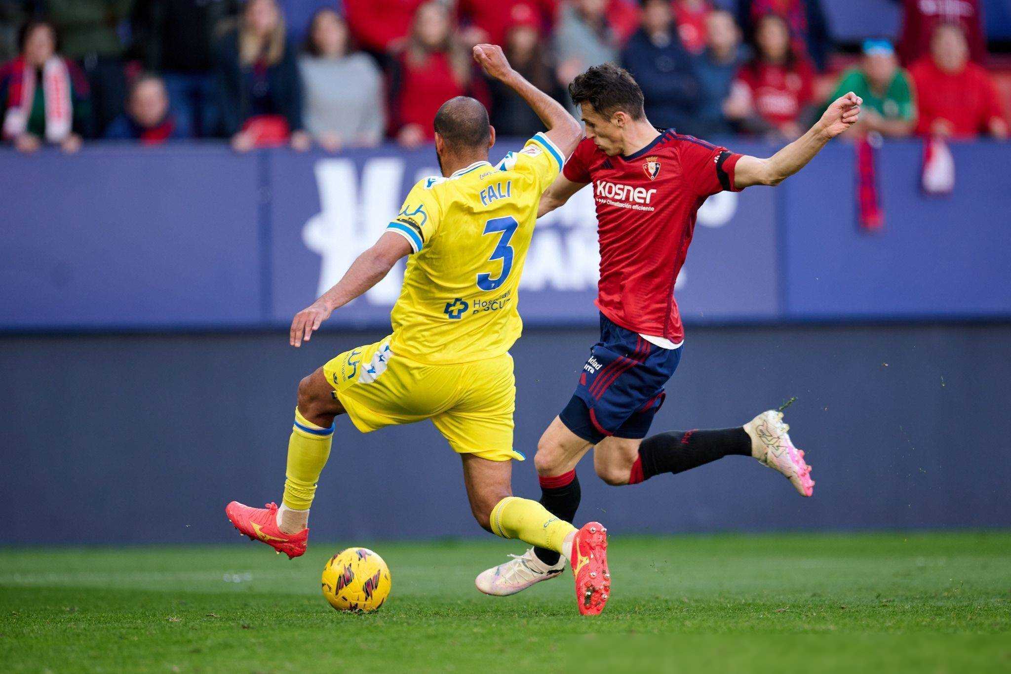 西甲比赛展开激烈较劲，呈现出精彩对决