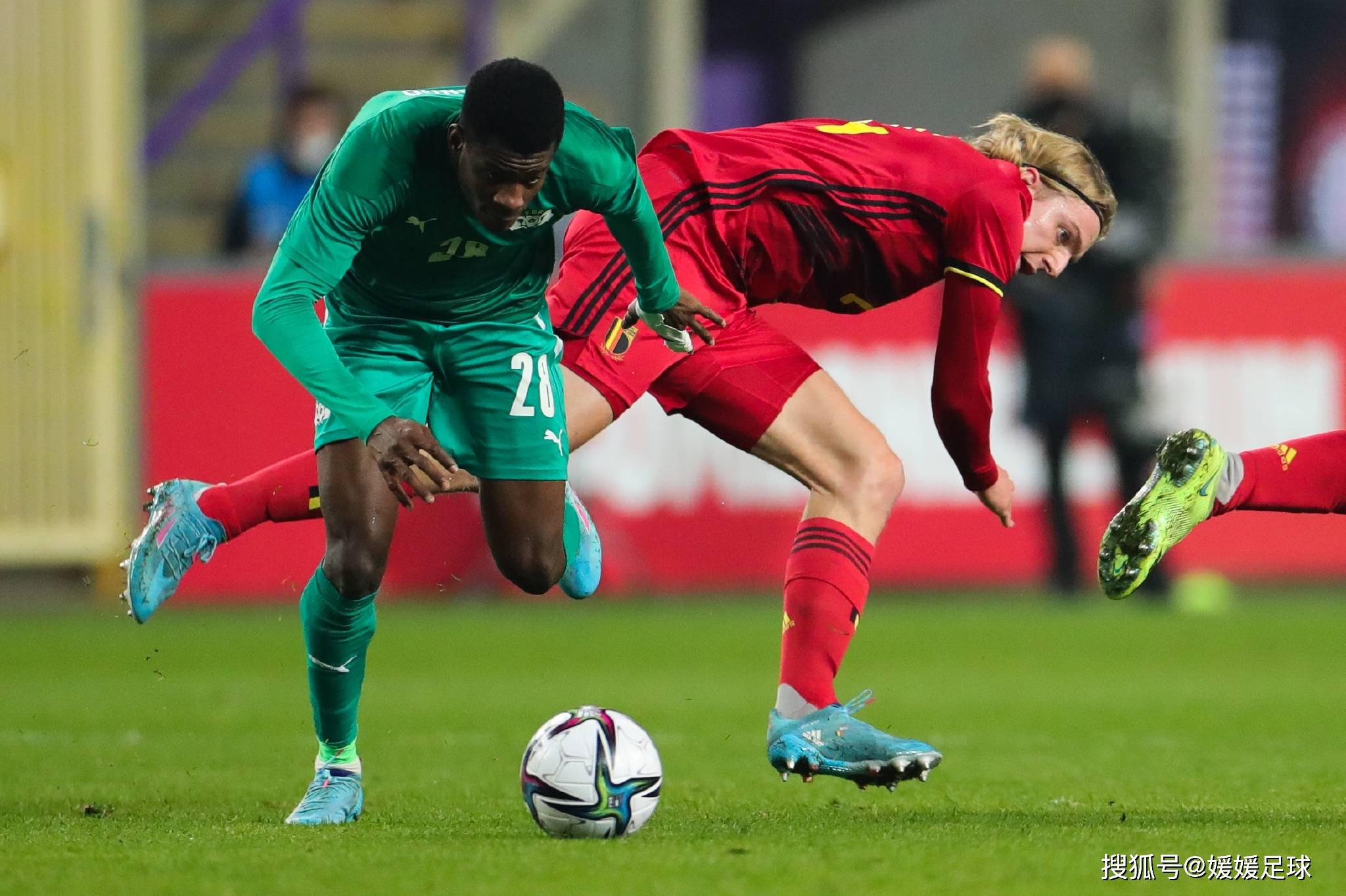 比利时国家队在比赛中碰到对手 比利时国家队在比赛中碰到对手