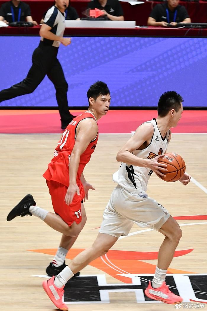 男篮联赛的精彩瞬间落入镜头，赛事精彩
