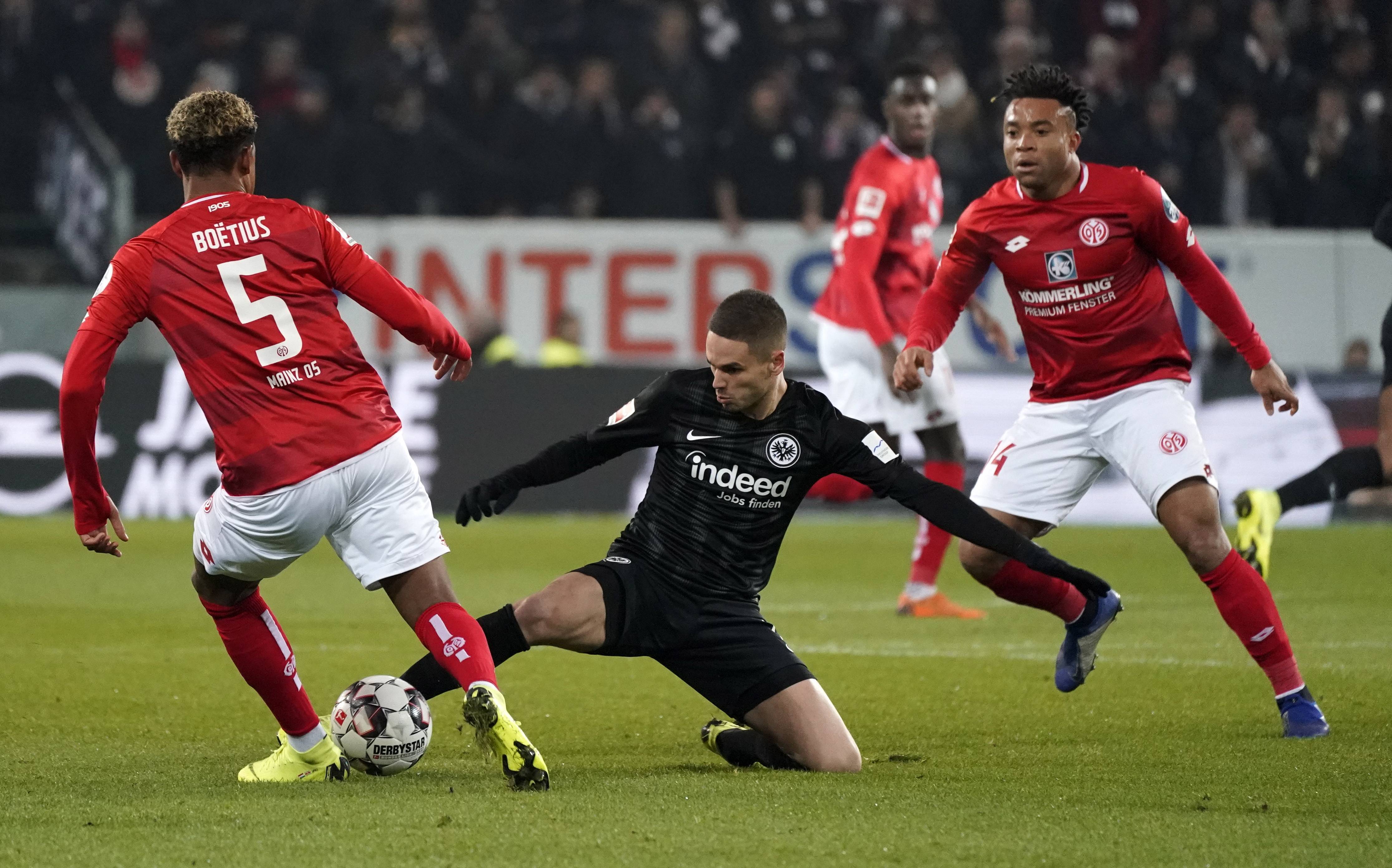 弗赖堡客场战平霍芬海姆，德甲中游球队难分伯仲