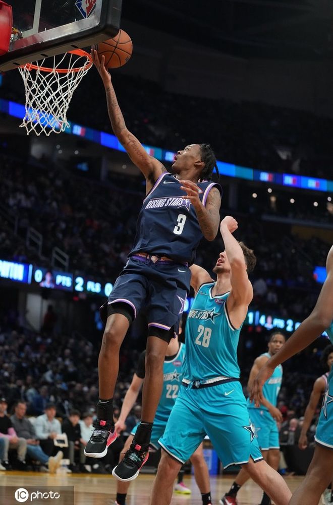 雄牛逆转黄蜂，巴恩斯绝杀三分得分